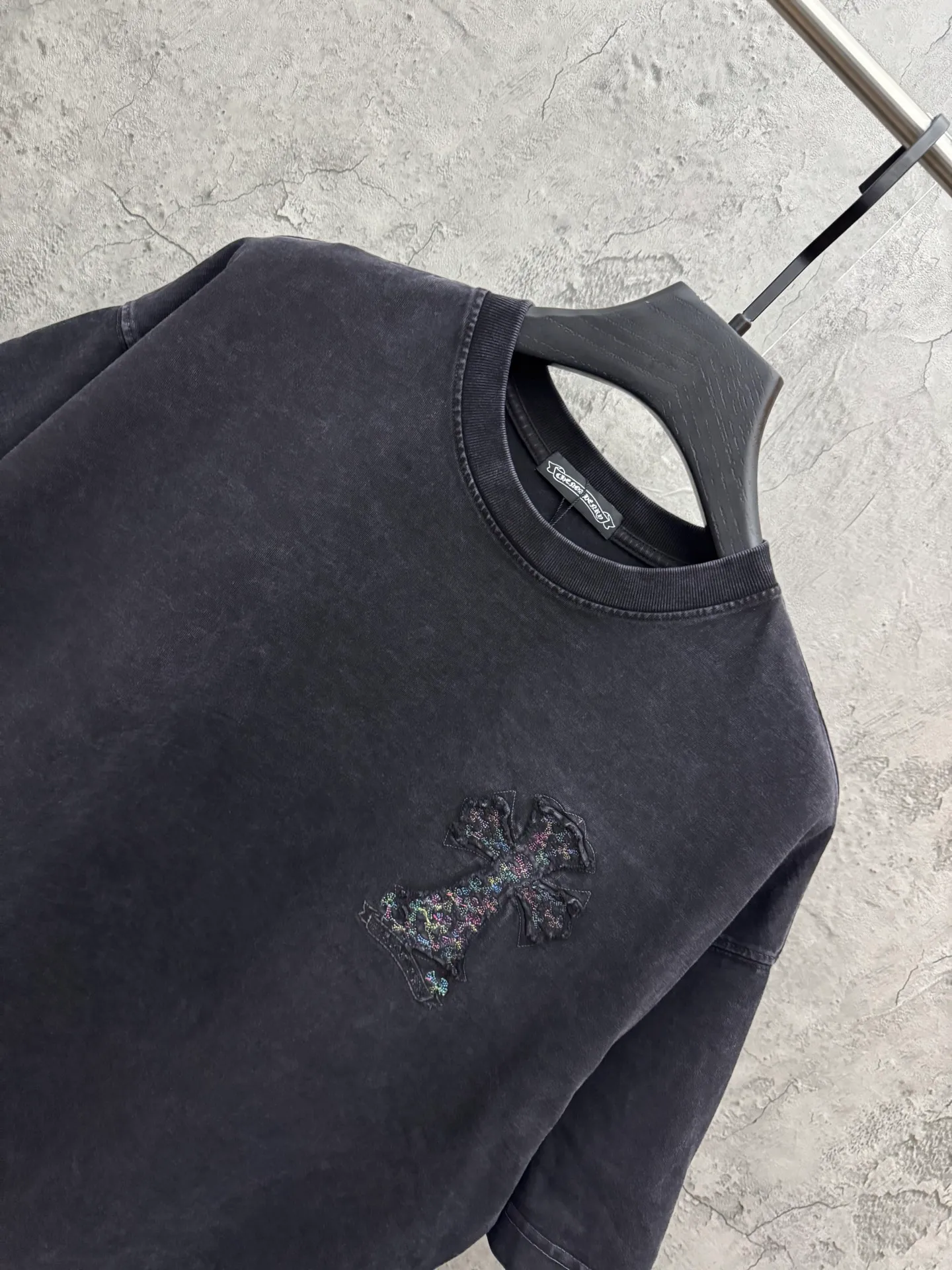 P230 top version, real shot without P, ​​different from market currency) 𝗖𝗵𝗿𝗼𝗺𝗲 𝗛𝗲𝗮𝗿𝘁𝘀/Croxin 2026 spring new original single counter American washed patch embroidered couple short sleeves 👑The highest version! Customized fabric 320 grams, washed and fried. Best-selling model at the counter. Very comfortable to wear. Accessories: Original molded and authenticated collar label➕100% silk wash label. Genuine purchase-grade original hangtag➕matching hanging rope➕3D hanging beads➕original packaging bag. Craftsmanship: The original version has consistent wiring! The highest version of the armhole matching technique! Color: Gray Black Size: S M L XL Style No.: 6619